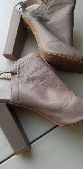 Vince Camuto peep toe leather heels size 9 - Picture 6 of 6